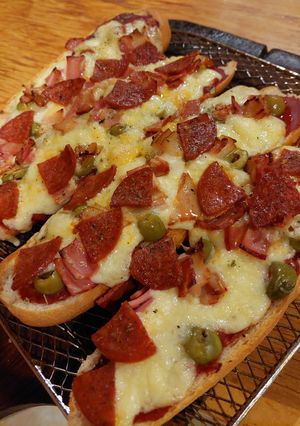 Una foto de Mini pizzas en pan