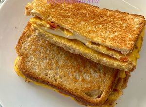 Foto resep Cheesy Egg-Sausage-Smoked Beef Toastie