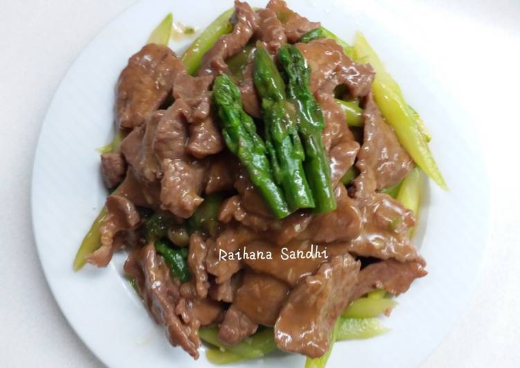 Tumis Asparagus dengan daging sapi