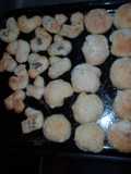 Pancitos de queso y pimentón, y cuernitos de queso, sésamo ychia