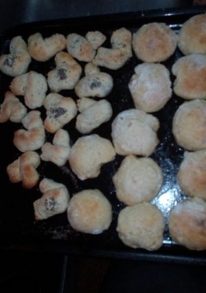 Una foto de Pancitos de queso y pimentón, y cuernitos de queso, sésamo ychia