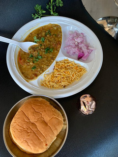 મિસળ પાઉં (Misal Pav Recipe In Gujarati) રેસીપી મુખ્ય ફોટો