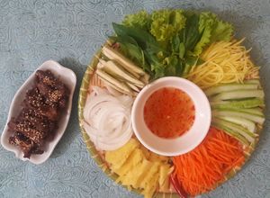 Hình của món Gỏi bò cuốn rau.