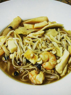 Una foto de Sopa de miso con tallarines de arroz, gambas y sepia