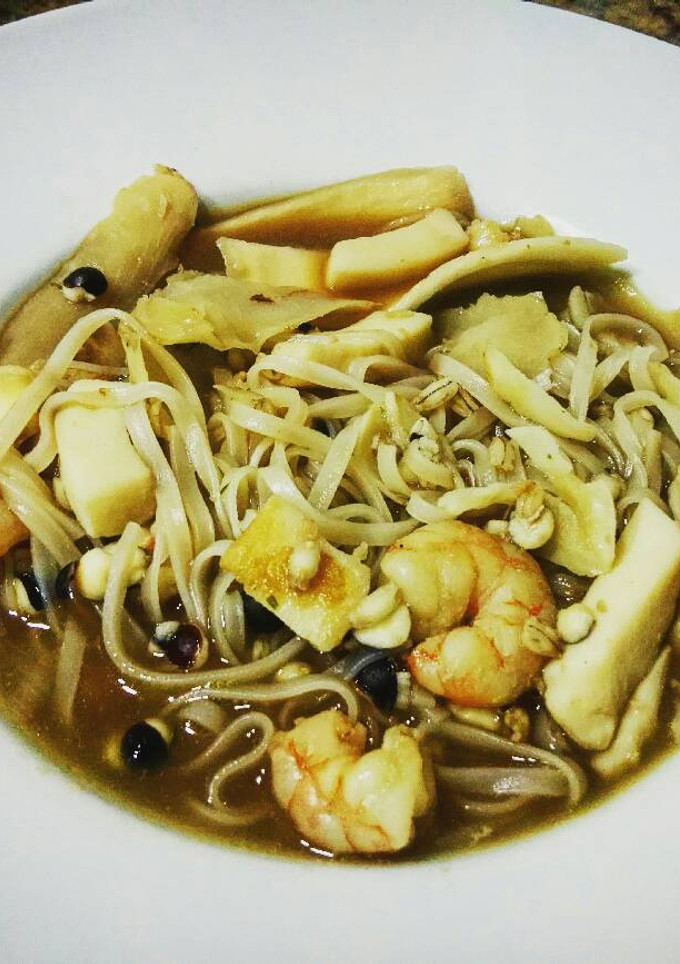 Una foto de Sopa de miso con tallarines de arroz, gambas y sepia