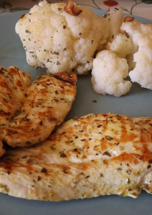Foto principal de Plato ligero de pollo con limón y cúrcuma, para dieta