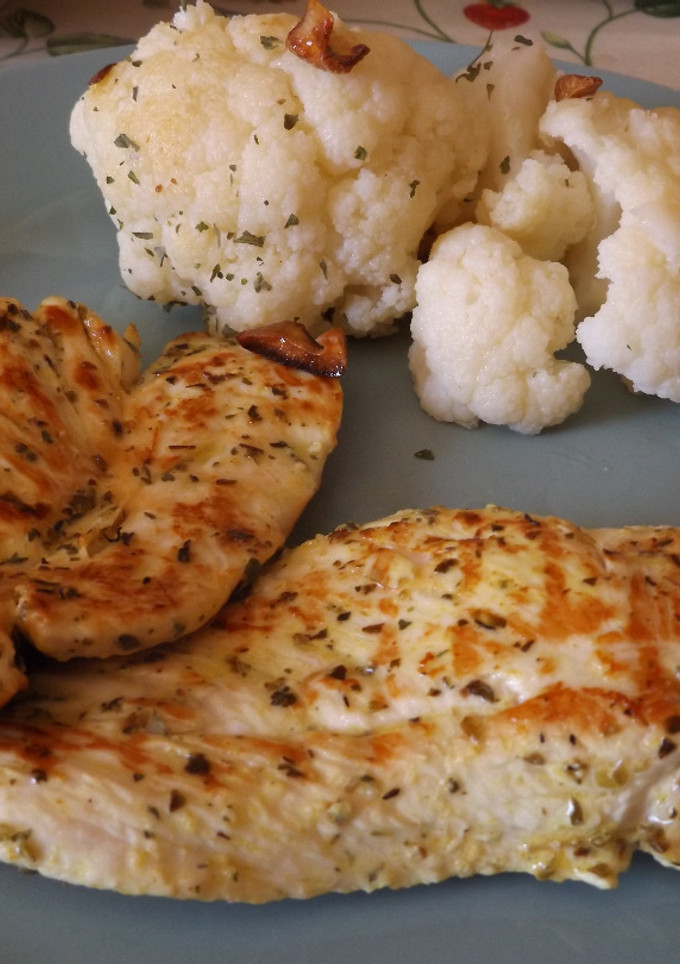 Una foto de Plato ligero de pollo con limón y cúrcuma, para dieta