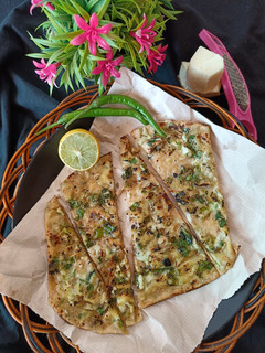 ચીઝ ચીલી ગાર્લિક નાન (Cheese Chilli Garlic Naan Recipe In Gujarati) રેસીપી મુખ્ય ફોટો