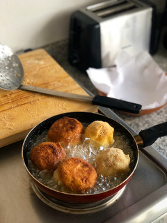 Una foto de Bombas de papas 🥔, rellenas de jamón y queso