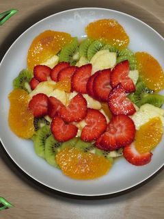 Una foto de Macedonia con fresa y naranja