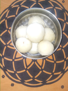 सूजी पीठा (suji Peetha recipe in Hindi) रेसिपी मुख्य फोटो