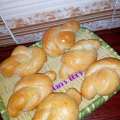 A picture of Garlic Buttery Knots.