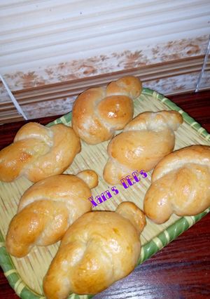 A picture of Garlic Buttery Knots.