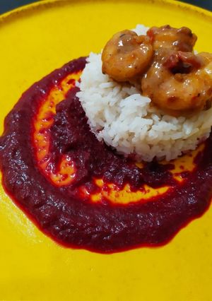 Una foto de Curry de langostinos con puré de remolacha
