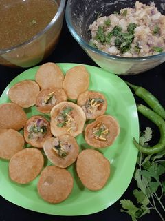 पानी पूरी (pani puri recipe in hindi) रेसिपी मुख्य फोटो