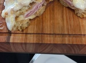 Una foto de Croque Monsieur con wafflera Peabody 5 en 1