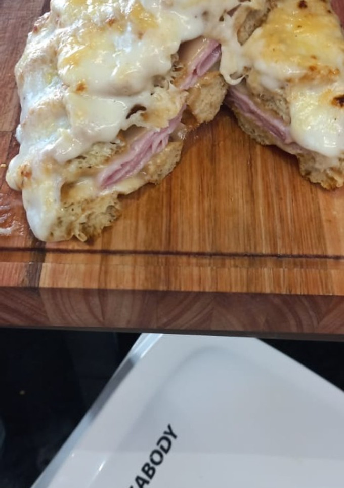 Una foto de Croque Monsieur con wafflera Peabody 5 en 1