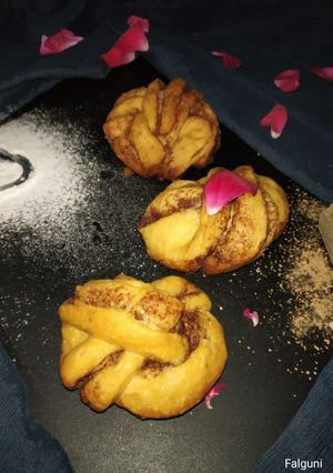 સિનેમન રોલ્સ(cinnamon rolls recipe in Gujarati) રેસીપી મુખ્ય ફોટો