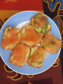 Una foto de Tostas de salmón y aguacate (ideal para cenas rápidas)