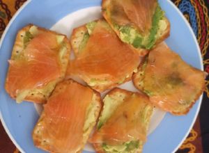 Foto principal de Tostas de salmón y aguacate (ideal para cenas rápidas)