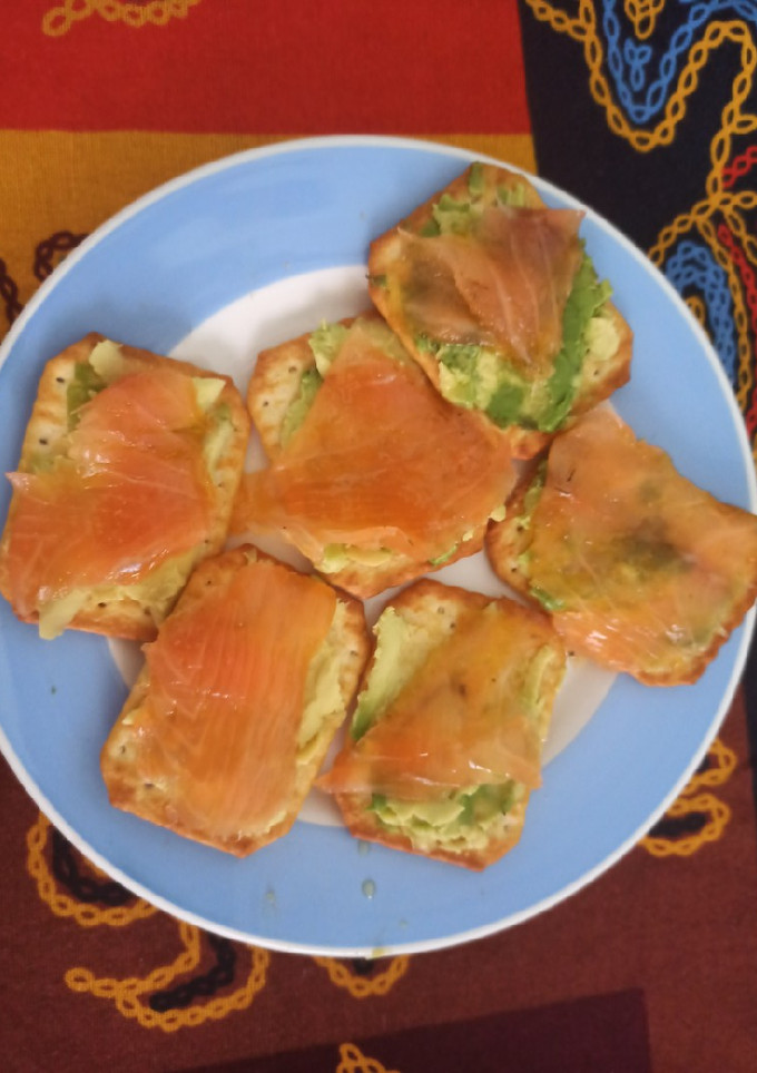Una foto de Tostas de salmón y aguacate (ideal para cenas rápidas)