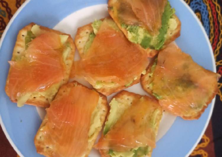 Tostas de salmón y aguacate (ideal para cenas rápidas)