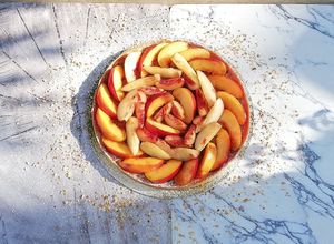Une photo de Tarte amandine et pralin aux pêches et brugnons