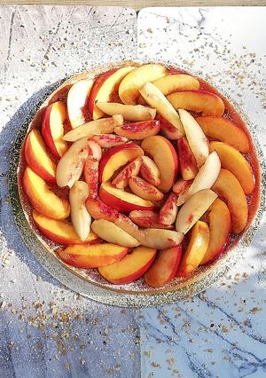 Une photo de Tarte amandine et pralin aux pêches et brugnons