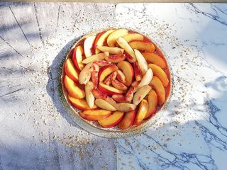 Tarte amandine et pralin aux pêches et brugnons