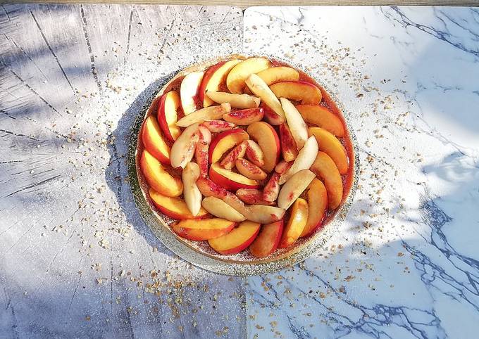 Tarte amandine et pralin aux pêches et brugnons