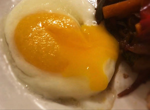Una foto de Huevo escalfado o “frito” al microondas saludable sin aceite en 1 minuto light