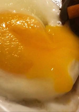 Una foto de Huevo escalfado o “frito” al microondas saludable sin aceite en 1 minuto light