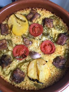 Una foto de Arrós al forn 🥘 con pimientos verdes y costillas