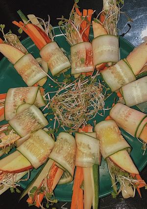 Hình của món Gỏi cuốn rau mầm 🌱.