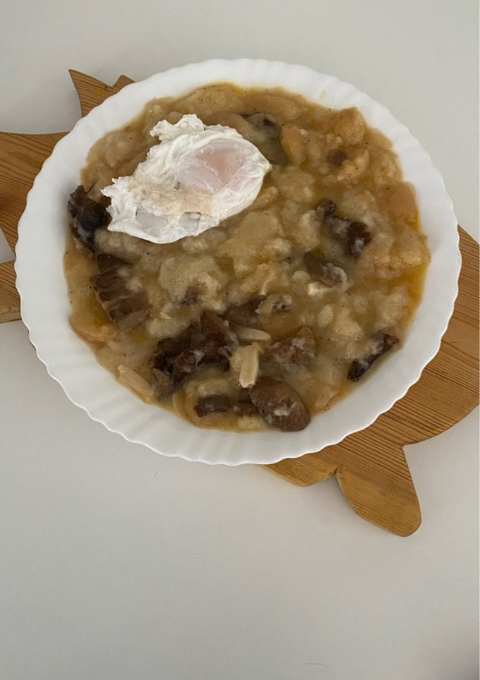 Una foto de Sopas de pan con setas 🍄‍🟫