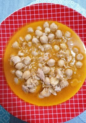 Una foto de Garbanzos con atún