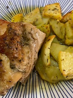 Una foto de Pollo asado en horno con guarnición de patatas