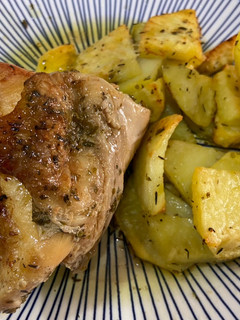 Una foto de Pollo asado en horno con guarnición de patatas