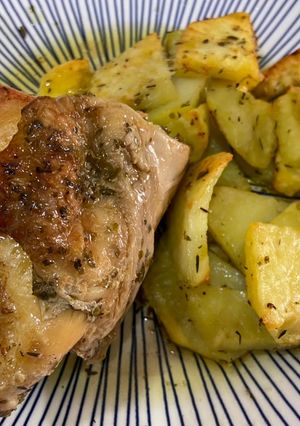 Una foto de Pollo asado en horno con guarnición de patatas