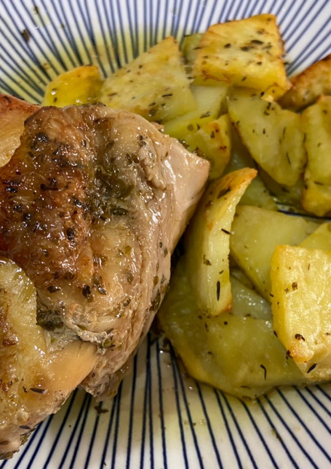 Una foto de Pollo asado en horno con guarnición de patatas
