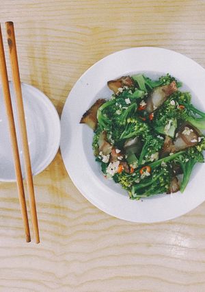 Hình của món Salad súp lơ thịt xông khói sốt dầu mè.