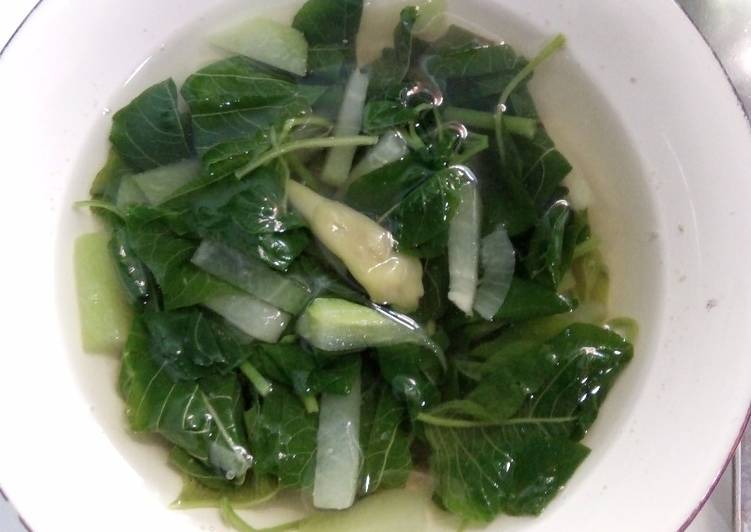 Kuah bening sayur bayam dan labu siam