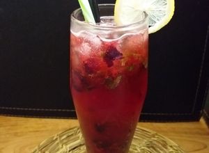 Una foto de Mojito frutos rojos 🍹