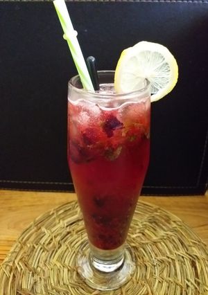 Una foto de Mojito frutos rojos 🍹