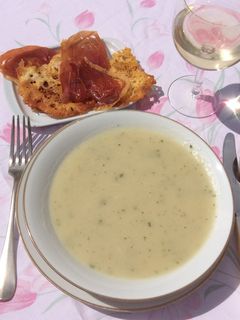 Une photo de Velouté d'Asperges et chips de jambon cru