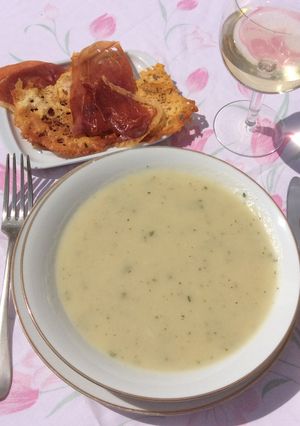 Une photo de Velouté d'Asperges et chips de jambon cru
