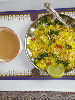 કાંદા પૌવા (Kanda Poha Recipe In Gujarati) રેસીપી મુખ્ય ફોટો