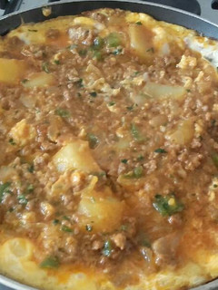 Una foto de Revuelto de carne picada y verduras