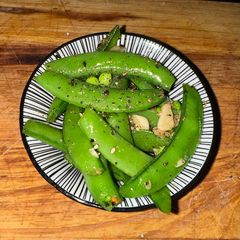 Sugar snap peas with garlic and black pepper ❤️ A picture of Sugar snap peas with garlic and black pepper ❤️.