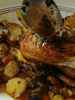 Una foto de Pollo rustido con mantequilla compuesta y patatas panadera
